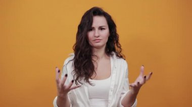 Göğsünü elinle gösterip dik dik bakıyorsun. Şok olmuş yüz ifadesi. Çekici.