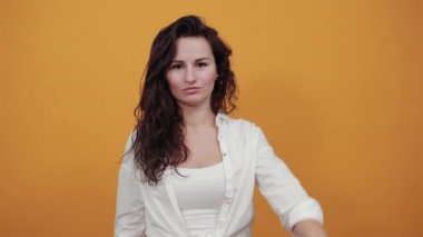 El başparmağı aşağıda, tamam işareti yok, kızgın yüz, hoşlanmadığını gösteren negatif jest