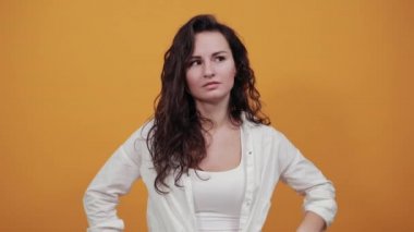 Kulak misafiri olmak, casusluk, dedikodu, el ele tutuşmak ve başka tarafa bakmak.