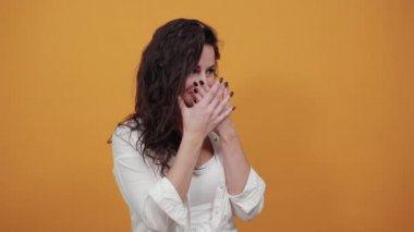 Avuç içi ile ağız kaplamak. Bir şey diyemiyorum. Şok edici hayret verici duyma