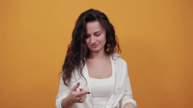 Beş parmak el hareketi, üç numarayı ellerinle göster, yukarı kaldır.