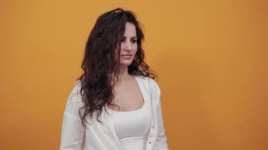Avuç içi kadar havaya bak. Yüzden geçemezsin.