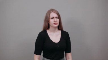 Öfkeli ve agresif, tehditkar bir şekilde yumruk sallayan, aile içi şiddet.