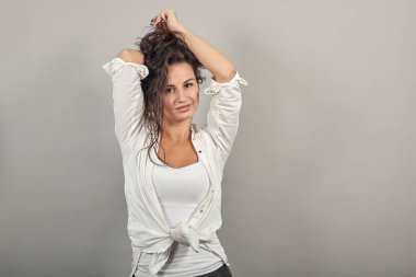 Dinlenmek için zaman ayırıyorum. Kollarını başının arkasında tutuyor. Tatilleri düşünüyorum.