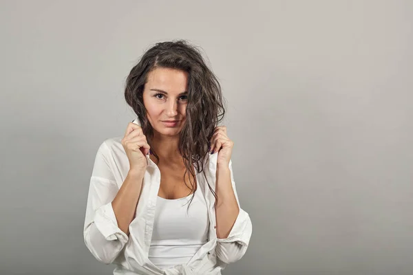 Teen lächelndes Model, das die Hand durch die Haare streicht, Mode posiert, die Hände in Strähnen — Stockfoto