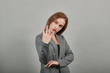 Dört parmak el hareketi, üç numarayı ellerinle göster, yukarı kaldır.