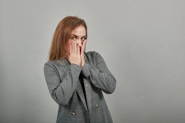 Avuç içi ile ağız kaplamak. Bir şey diyemiyorum. Şok edici hayret verici duyma