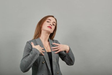 Kendine güvenen gururlu sonuçlar kendi yüksek başarılarıyla tatmin oluyor.