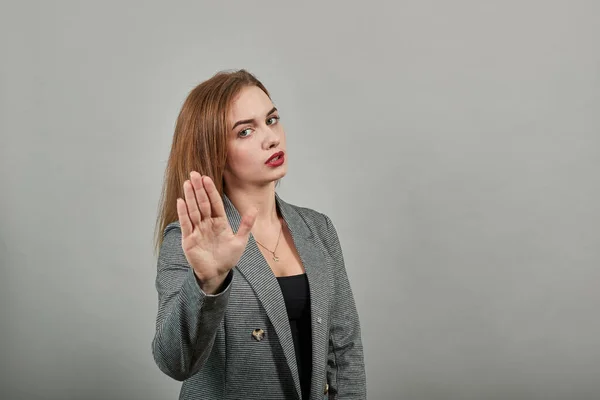 Palme bras levé air en colère regard droit vous ne passerez pas à travers le visage dur Photos De Stock Libres De Droits