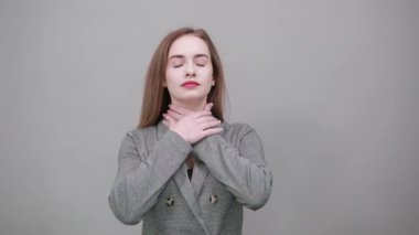 Boğazına sarılmıştı, çığlık atıyordu, paniklemişti. Boğazına yemek kaçmıştı.