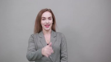 Ezik işareti gösteriliyor, işe yaramaz jest sergiliyor, alfa. İki parmak 2, iğrenme.