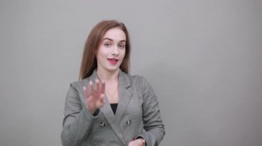 Dört parmak el hareketi, üç numarayı ellerinle göster, yukarı kaldır.