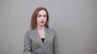 İşaret parmağı yukarı bakıyor. Yönü göstermek için işaret parmağı. Seçme