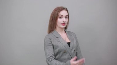 Göğsünü elinle gösterip dik dik bakıyorsun. Şok olmuş yüz ifadesi. Çekici.