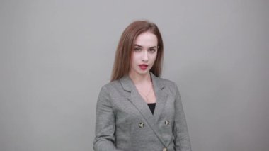 İki eli olan büyük bir nesne, şaşkınlıktan nefesi kesiliyor, avuçlarını önünde tutuyor.