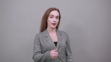 Başparmaklar yukarı, olumlu bir işaret, iyi bir şey oldu parmak hareketi gibi.