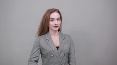 Avuç içi kadar havaya bak. Kızgın görün. İfadeden geçemezsin.