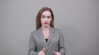 Göğsünü elinle gösterip dik dik bakıyorsun. Şok olmuş yüz ifadesi. Çekici.