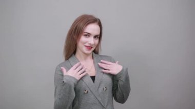 Kendine güvenen gururlu sonuçlar kendi yüksek başarılarıyla tatmin oluyor.