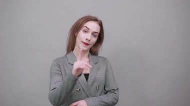 Dört parmak el hareketi göstererek, üç numarayı ellerinle göster.