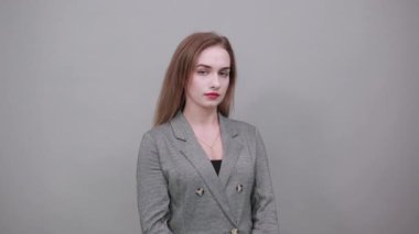 Avuç içiniz havada, kızgın görünün. Yüzünüze sert bir bakış atamayacaksınız.