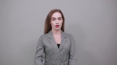 Göğsünü elinle gösterip dik dik bakıyorsun. Şok olmuş yüz ifadesi. Çekici.