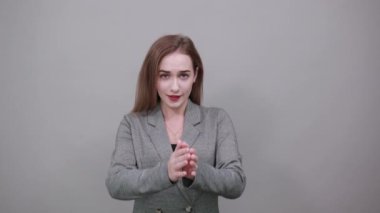 Avuç içi kadar havada kızgın bir bakış sert ifadenin içinden geçmez.