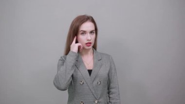 Kulak misafiri olmak, casusluk, dedikodu, el ele tutuşmak ve başka tarafa bakmak.