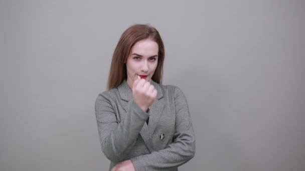 Злий і агресивний кулак загрозливим способом, домашнє насильство . — стокове відео