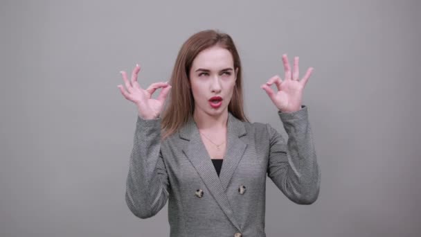 Blick auf Handfinger, die Ok-Zeichen zeigen, gestikulieren, die Okay geben, menschliche Emotionen — Stockvideo