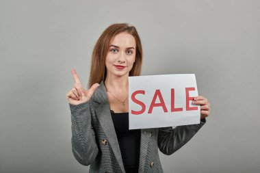 Bir kelime anonsunu göstermek, kağıt kağıtları iki eliyle satmak..