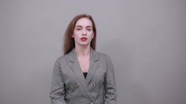 İşaret parmağındaki kontakt lens, eli işaret eden, düşünen, hassas gözler.