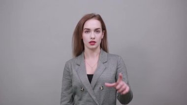 İki parmağı olan büyük bir nesne, şaşkınlıktan nefesi kesiliyor, avuçlarını önünde tutuyor.