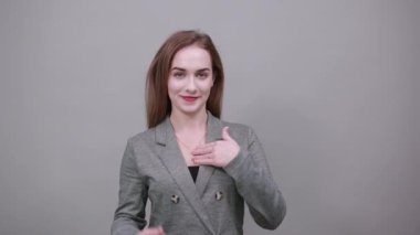 Gururlu hissetmek, güçlü olmak, güçlü olmak, kollarını kendine güvenen kaslara kaldırmaktır.