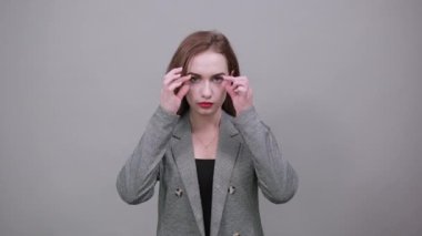 Genç parmaklarıyla gözlerini açmaya çalışıyor, uykulu, sabah yorgunluğu yüzünden yorgun. Uyu