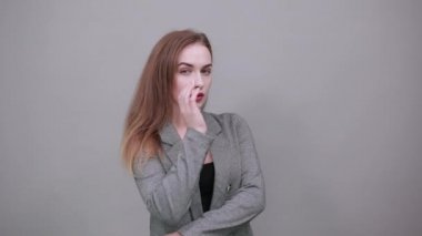 Çekici, kaşlarını çatan, kaşlarını çatan, kasvetli kaşları olan, somurtkan.