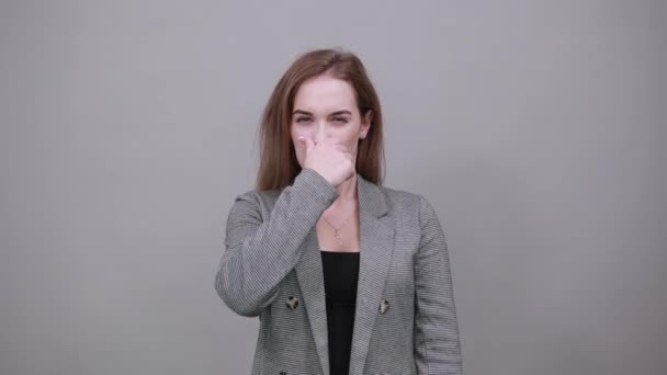 Die Nase mit einer Hand bedecken, die etwas Gestank zeigt, isoliert, die Hände mit dem Gesicht gegen — Stockvideo