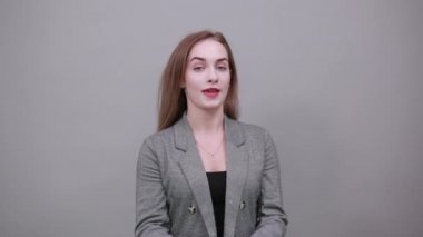 Başparmaklar yukarı, olumlu bir işaret, iyi bir şey oldu parmak hareketi gibi.