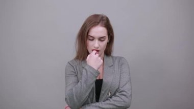 Çekici, kaşlarını çatan, kaşlarını çatan, kasvetli kaşları olan, somurtkan.