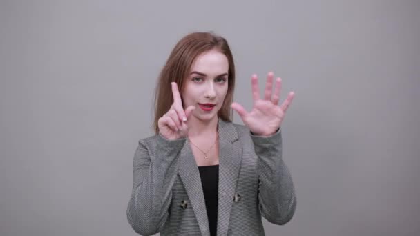Mostrando 6 seis dedos gesto de la mano, mostrar el número tres con las manos, apuntando hacia arriba — Vídeos de Stock