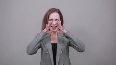 Çığlık at ve el ele tutuşarak ağzını aç. Ellerinle bağırarak.