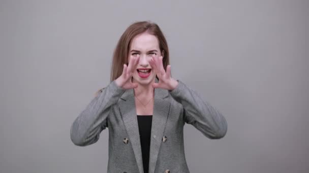 Skrik och skrik Håll händerna nära öppnad mun. Skrik högt med handen — Stockvideo