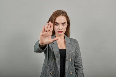 Avuç içiniz havada, kızgın görünün. Yüzünüze sert bir bakış atamayacaksınız..