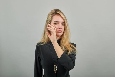 Diş ağrısı ya da diş ağrısı yüzünden eli ağrıyan bir ağız.