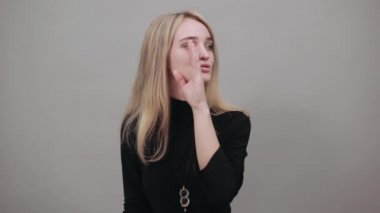Diş ağrısı ya da diş ağrısı yüzünden eli ağrıyan bir ağız.