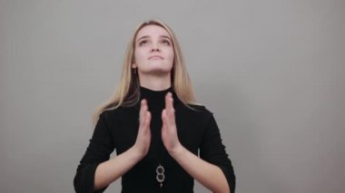 El ele tutuşup dua ediyoruz. Tanrı 'dan yardım istiyoruz. Yalvarıyoruz.