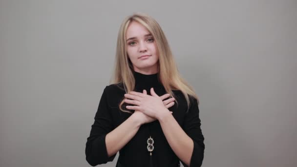 Hand auf Brust, mit einem Arm gegen den Brustkorb. Aufgeregt. Empfindet Dankbarkeit — Stockvideo
