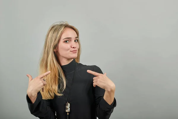 Peka med handbröstet stirrande. Chockerad ansiktsuttryck. Ung attraktiv — Stockfoto