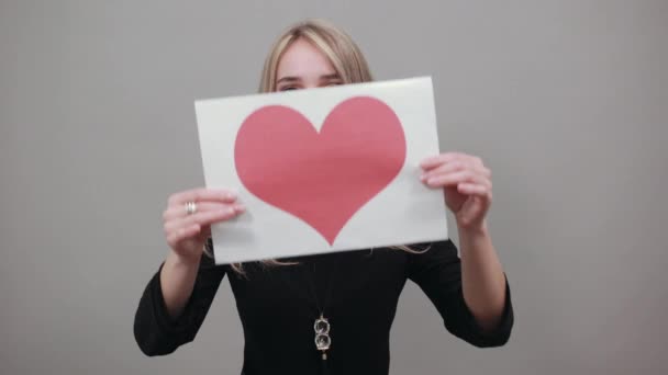 Liefde bericht op het laken, mooi houdt wit papier van rood hart. Valentijnskaart — Stockvideo
