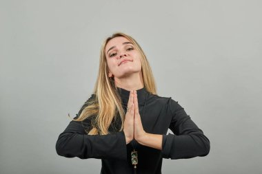 El ele tutuşup dua ediyoruz. Tanrı 'dan yardım istiyoruz. Yalvarıyoruz.